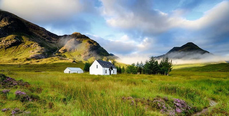Edinburgh: Loch Ness, Inverness & Highlands Tour in Spanish - Fort Augustus: Nessie hunting on Loch Ness, plus the Loch Ness sign photo