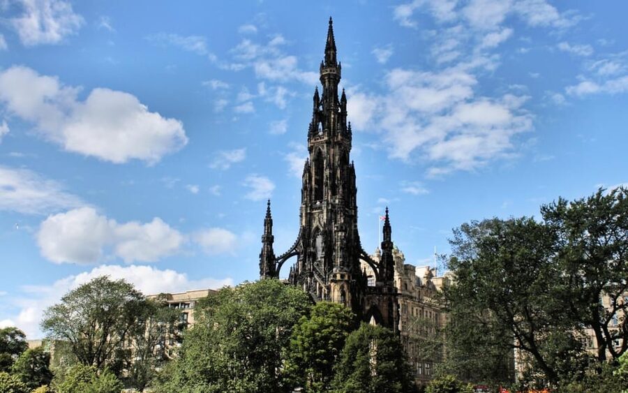 Edinburgh New Town: City Walking Tour & Exploration Game - Should you book the Edinburgh New Town quest?