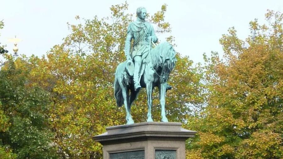 Edinburgh New Town: City Walking Tour & Exploration Game - Who this quest suits best, and who might be happier with a tour