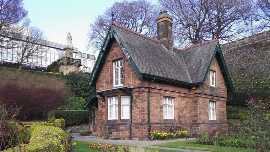 Edinburgh New Town: City Walking Tour & Exploration Game - How it matches what people enjoy most