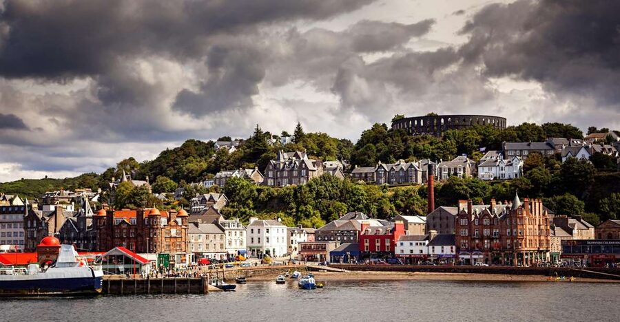 Edinburgh: Oban, Kilchurn Castle & Inveraray Tour in Spanish - Oban lunch break, the Seafood Capital of Scotland