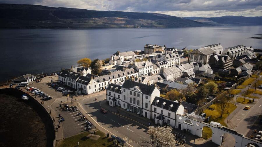 Edinburgh: Oban, Kilchurn Castle & Inveraray Tour in Spanish - Inveraray by Loch Fyne, William Adam town planning and Argyll power