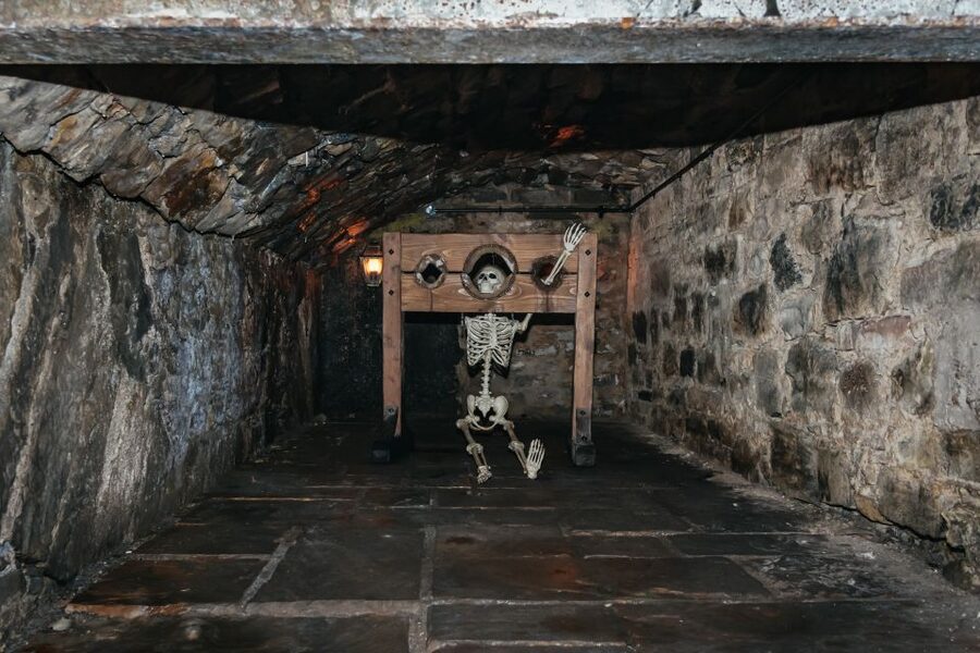 Edinburgh: Old Town and Underground Historical Tour - Royal Mile and Hidden Closes: Getting Off the Main Tourist Route