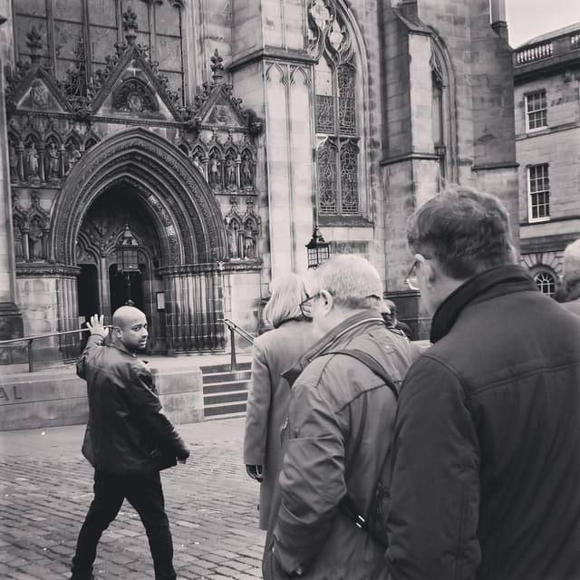 Edinburgh: Old Town Highlights Walking Tour - Harry Potter Stops Without Making It Strange