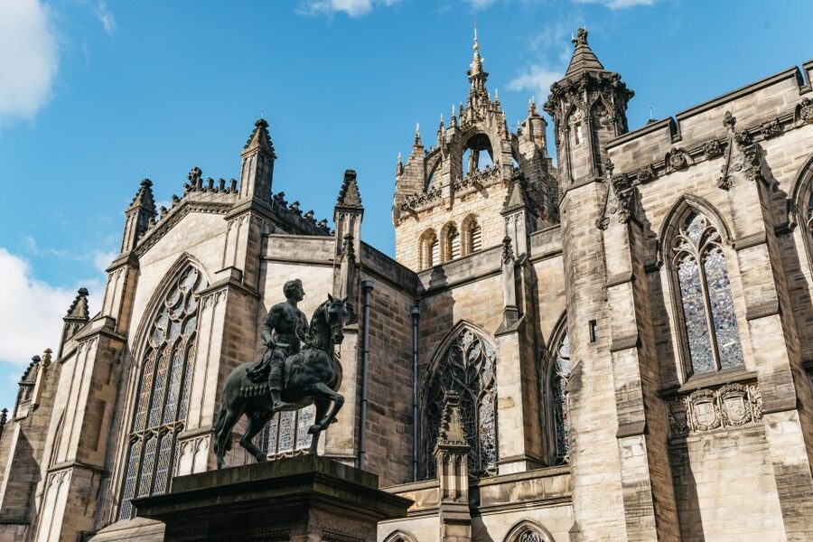 Edinburgh: Old Town History and Tales Walking Tour - Meeting at Caffe Nero, and how to find your guide in seconds