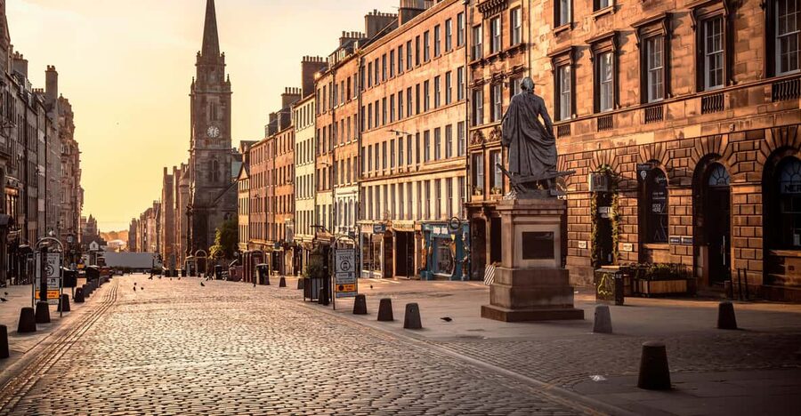Edinburgh: Old Town Private Walking Tour with Historian - St Giles Cathedral: start with a big public space, then slow down