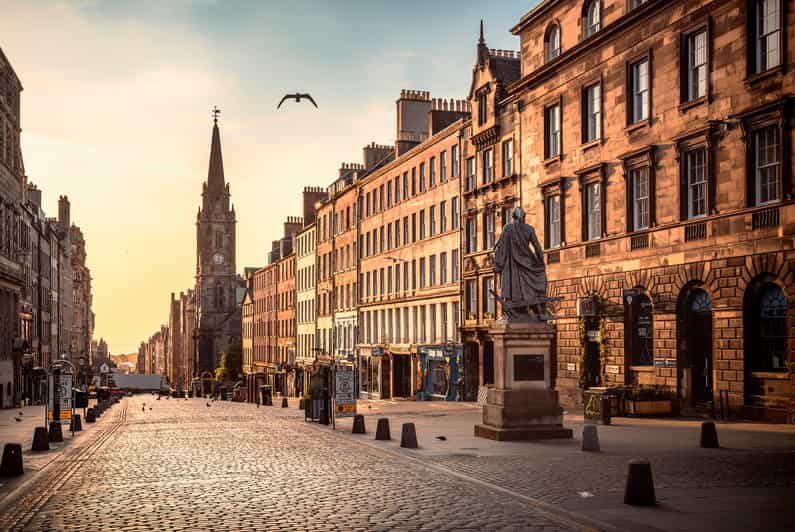 Edinburgh: Old Town Private Walking Tour with Historian - Meeting at the National Museum of Scotland statues, then getting oriented fast