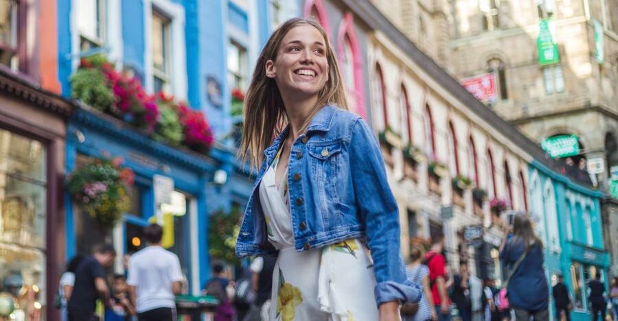 Edinburgh Old Town: Professional Photoshoot & Edited Photos - Where you meet on Victoria Street, and how the session runs