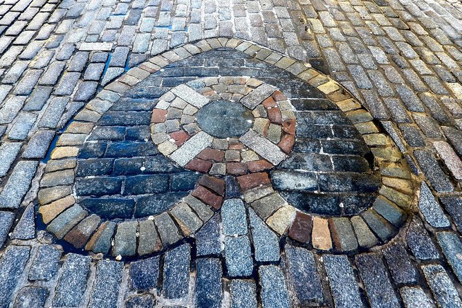 Edinburgh - Old Town Stories - The imposing landmark pause: why the biggest building on your skyline is more than scenery