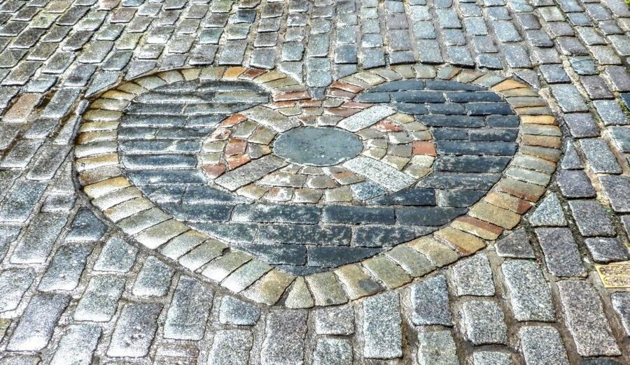 Edinburgh: Old Town Stories - Guided Walking Tour - Walking Old Town Edinburgh, cobbles and all