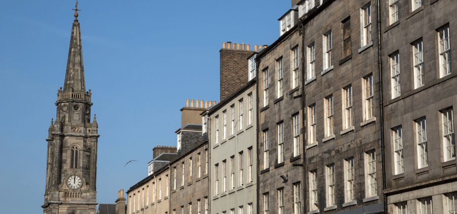 Edinburgh: Old Town Walking Tour with an APP - The Royal Mile and John Knox House stops