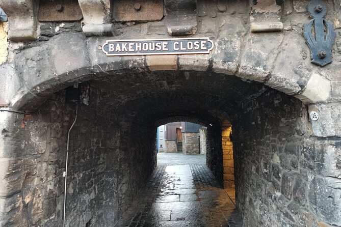 Edinburgh Outlander Self-Guided Private Tour - Parliament Square, Mercat Cross, and the politics you can see