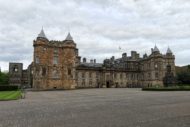 Edinburgh Outlander Self-Guided Private Tour - Tweeddale Court courtyard: a short stop with a big question