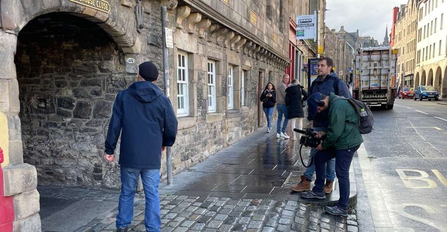 Edinburgh: Outlander Series and Jacobites Walking Tour - Bakehouse Close: the Outlander moment with real Edinburgh context