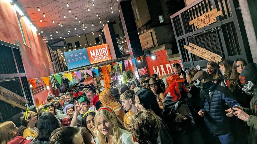 Edinburgh: Pub Crawl 7 Bars with 6 Shots - Why this 7-bar Old Town crawl feels easier than planning your own night