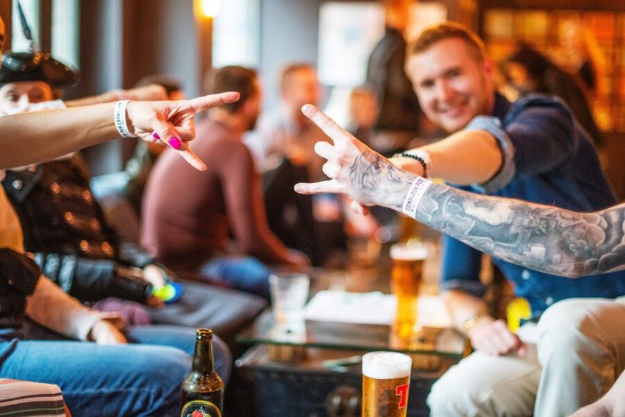Edinburgh: Pub Crawl 7 Bars with 6 Shots - Your guide is not just logistics, it is the social engine