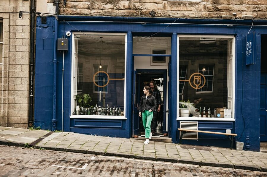 Edinburgh: Pubs and History Guided Walking Tour with Beer - Grassmarket Finish: How Locals Hang Out After the History