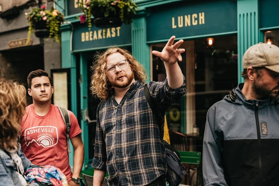 Edinburgh: Pubs and History Guided Walking Tour with Beer - Start at 26 St Giles St: What the First Beer Stop Feels Like