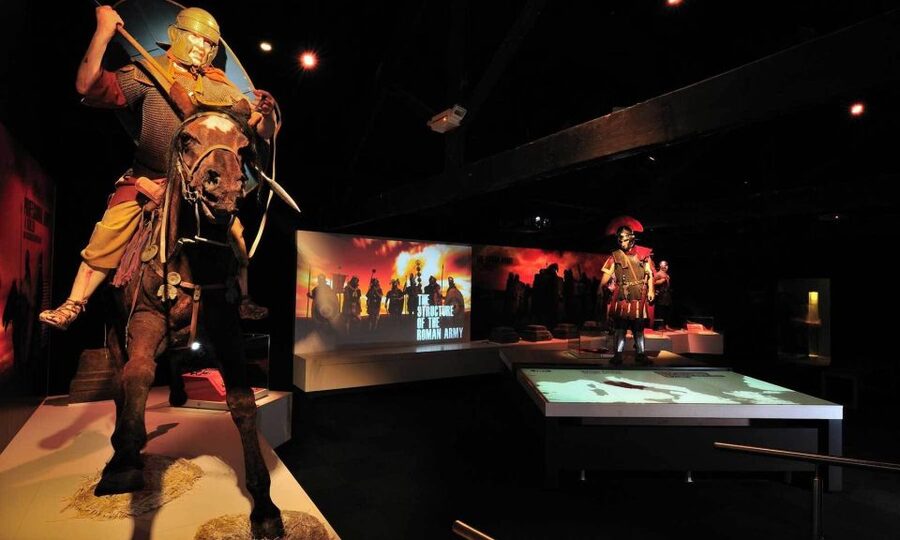 Edinburgh: Rosslyn Chapel and Hadrian's Wall Tour in Spanish - The Dan Brown connection: fun context, not the only reason to go