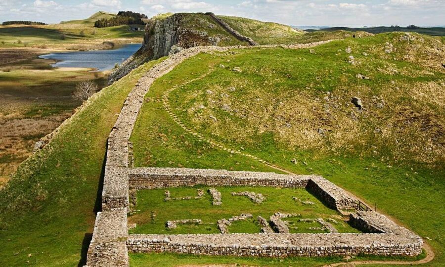 Edinburgh: Rosslyn Chapel and Hadrian's Wall Tour in Spanish - Jedburgh on the way to England, Scotland, and the Northumberland National Park scale
