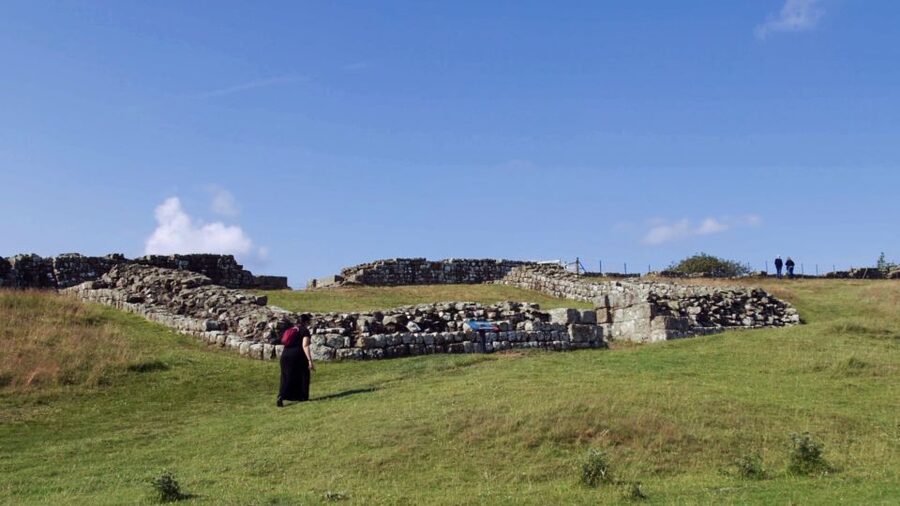 Edinburgh: Rosslyn Chapel and Hadrian's Wall Tour in Spanish - Rosslyn Chapel and the Roslin castle ruins, where Gothic mystery meets pop-culture lore
