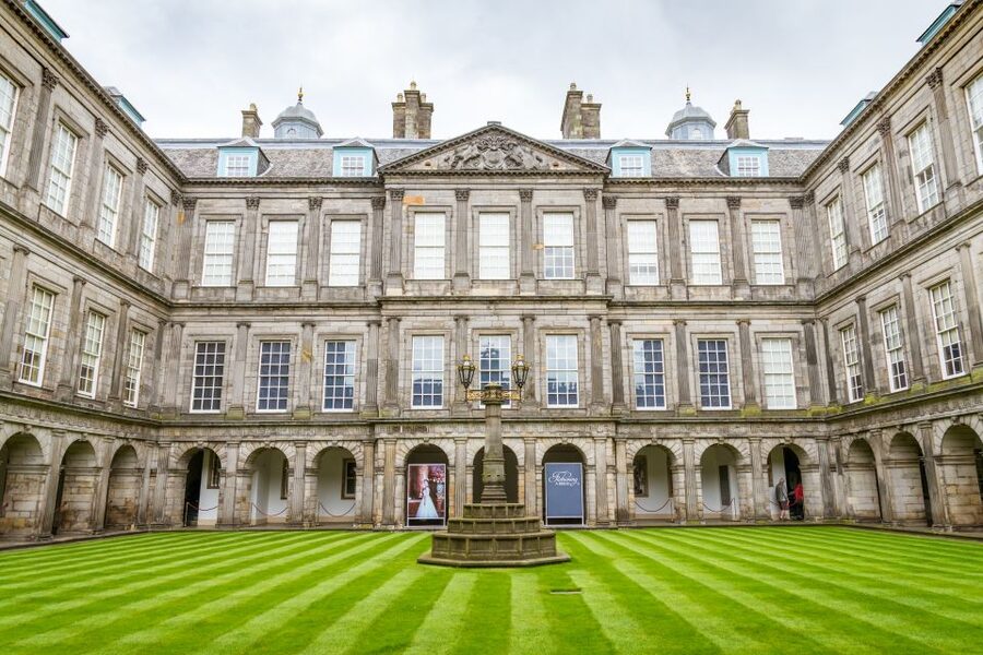 Edinburgh: Royal Attractions with Hop-On Hop-Off Bus Tours - The hop-on hop-off bus routes: how to use them like a local