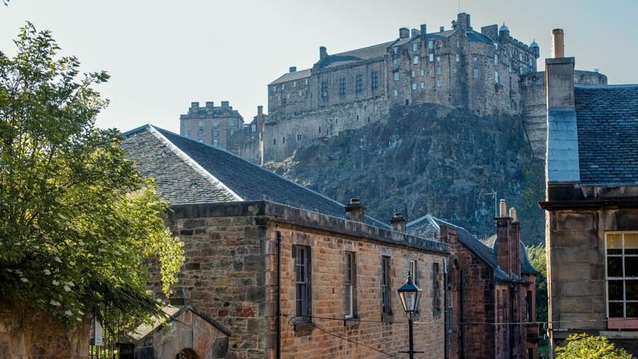 Edinburgh: Royal Mile Walking Tour & Exploration Game - Working the Closes and Side Lanes Like a Local