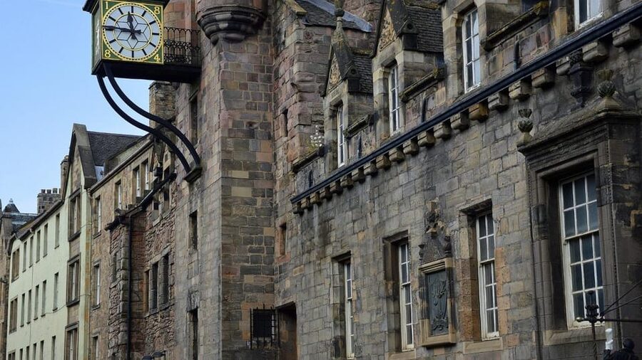Edinburgh: Royal Mile Walking Tour & Exploration Game - Food, Rest Stops, and Using the Quest to Shape Your Day