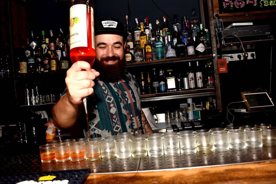 Edinburgh's Best Bar Crawl: Free Shots, Discounts, Photos - The photographer factor: fun memories or unwanted attention