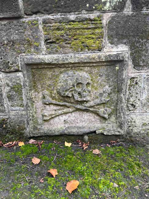 Edinburgh's Dark and Hidden History Walking Tour ☠️ - Greyfriars Graveyard: the mood setter