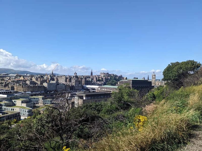 Edinburgh's must-see attractions: walking tour in French - Starting at Calton Hill, where Edinburgh makes sense