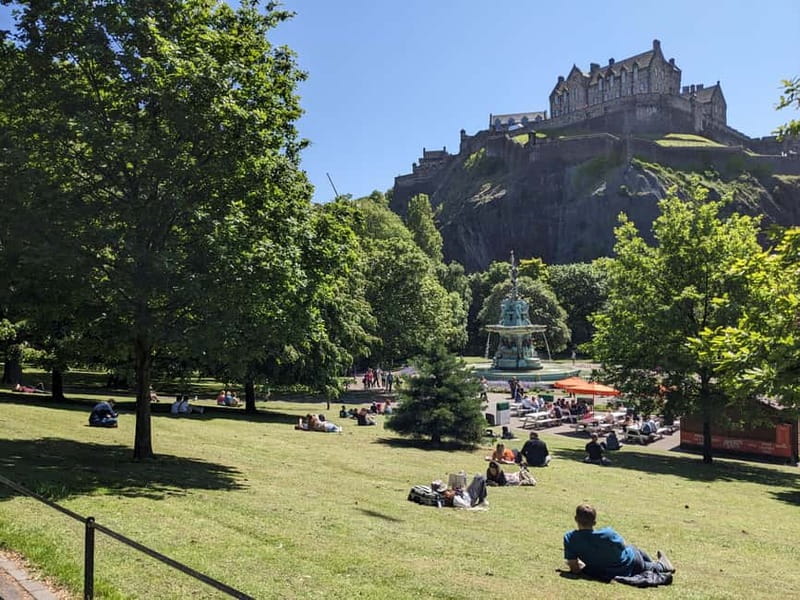 Edinburgh's must-see attractions: walking tour in French - Scott Monument: a guided pause that pays off