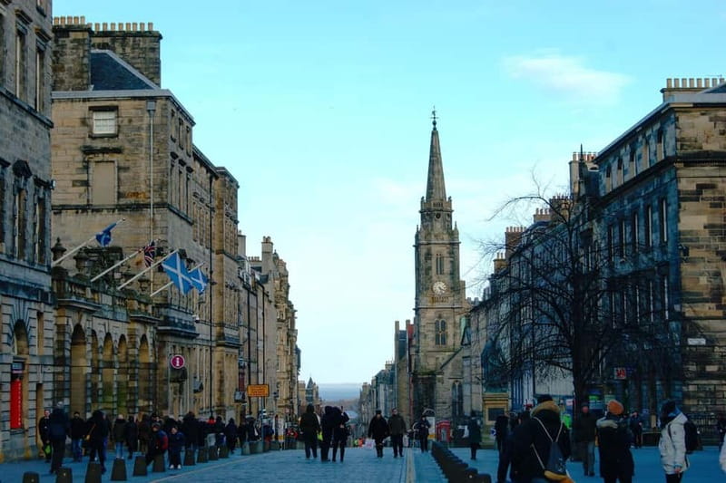Edinburgh's must-see attractions: walking tour in French - Old Town on foot: the Royal Mile and Mercat Cross