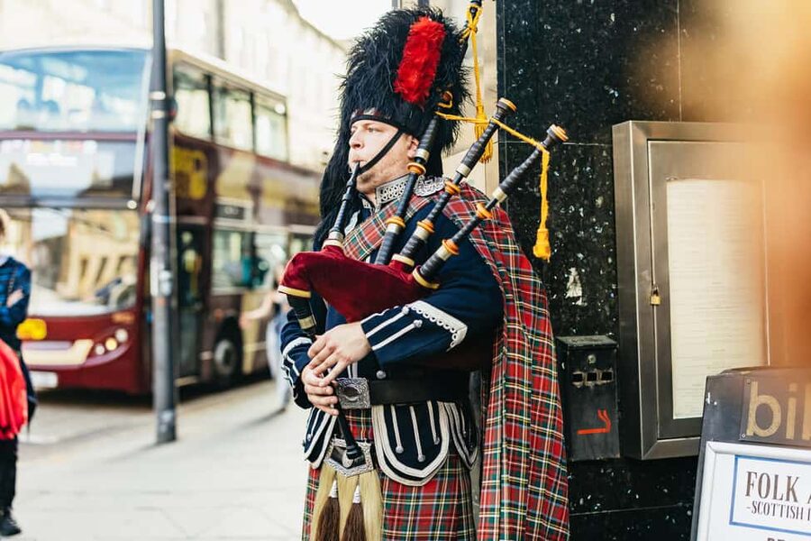 Edinburgh: Scottish Dinner and Folk Music Experience - Folk Music as a Storytelling Experience, Not Just Background Noise