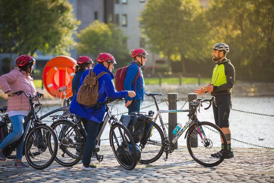Edinburgh: Sightseeing Bike Tour - Meeting at the Caledonian Hotel and Getting Rolling