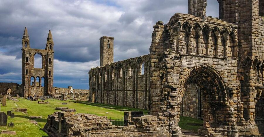 Edinburgh: St Andrews, Dunfermline Abbey and Fife Coast Tour - Dunfermline Abbey: Nearly 1000 Years of Royal Resting Places