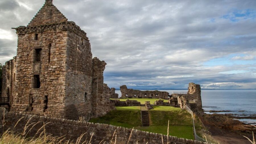 Edinburgh: St Andrews, Dunfermline Abbey and Fife Coast Tour - Queensferry Crossing and the 3 Bridges Viewpoint Photo Stop