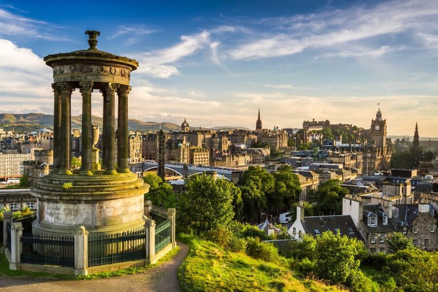 Edinburgh: The Royal City Tour from London - Walking time in the city center: Princes Street and cobbled lanes