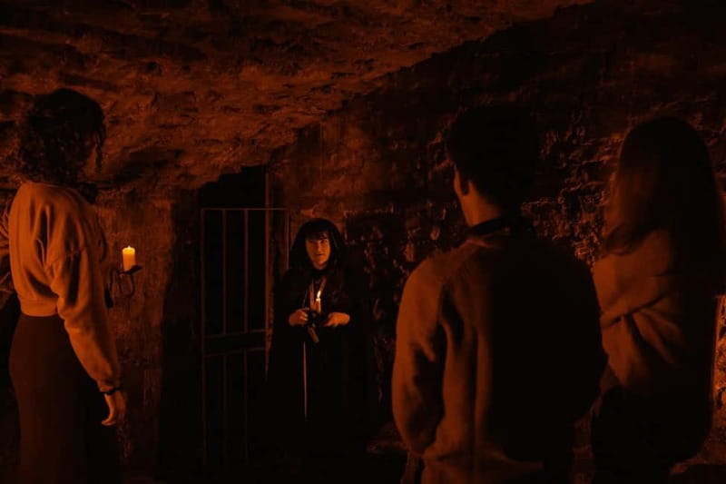 Edinburgh: Underground Vaults and Graveyard Evening Tour - Walking conditions and timing for a 105-minute evening