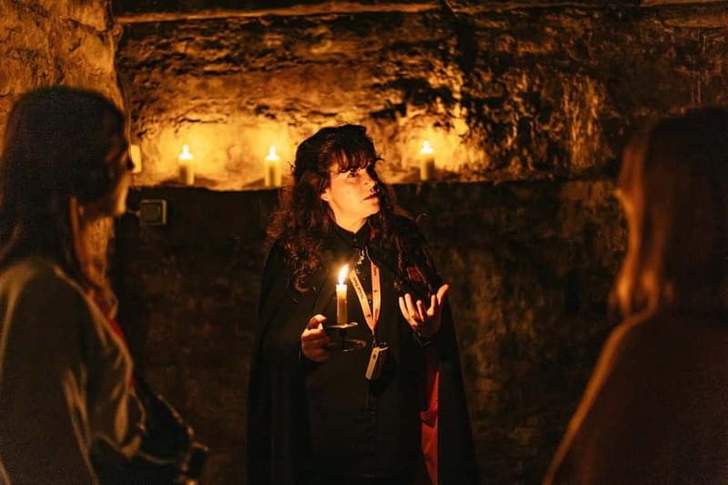 Edinburgh: Underground Vaults Evening Ghost Tour with Whisky - The second guided stretch: medieval closes, criminals, and spooky sound cues