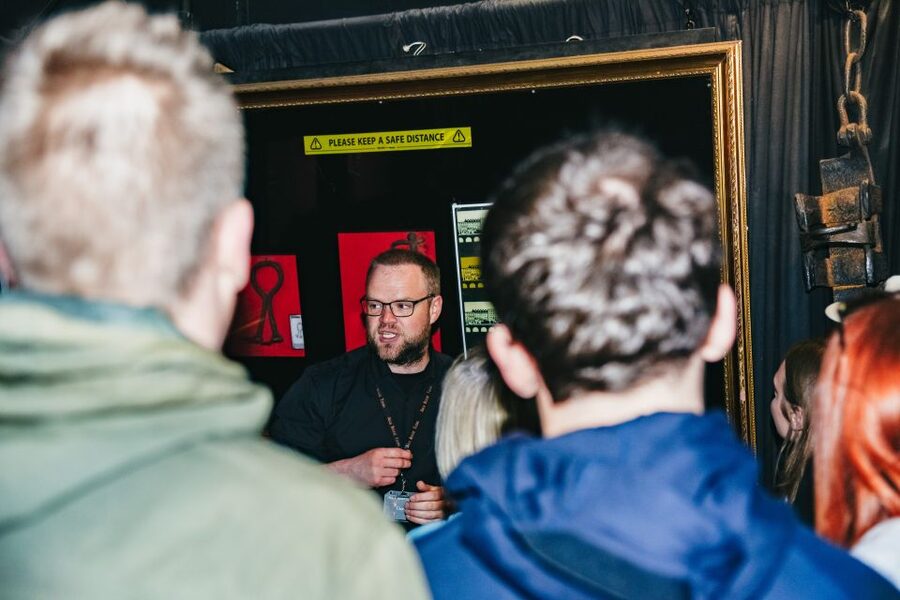 Edinburgh: Underground Vaults Tour - The guide is the engine: what strong hosts like James, Jordan, and Dom do