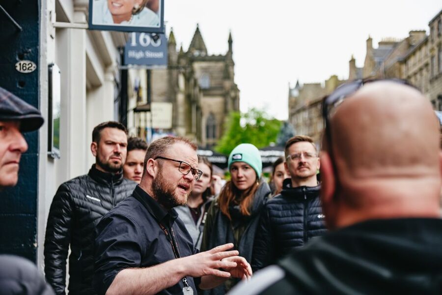 Edinburgh: Underground Vaults Tour - Meeting at 300 Lawnmarket and the short walk that sets the mood
