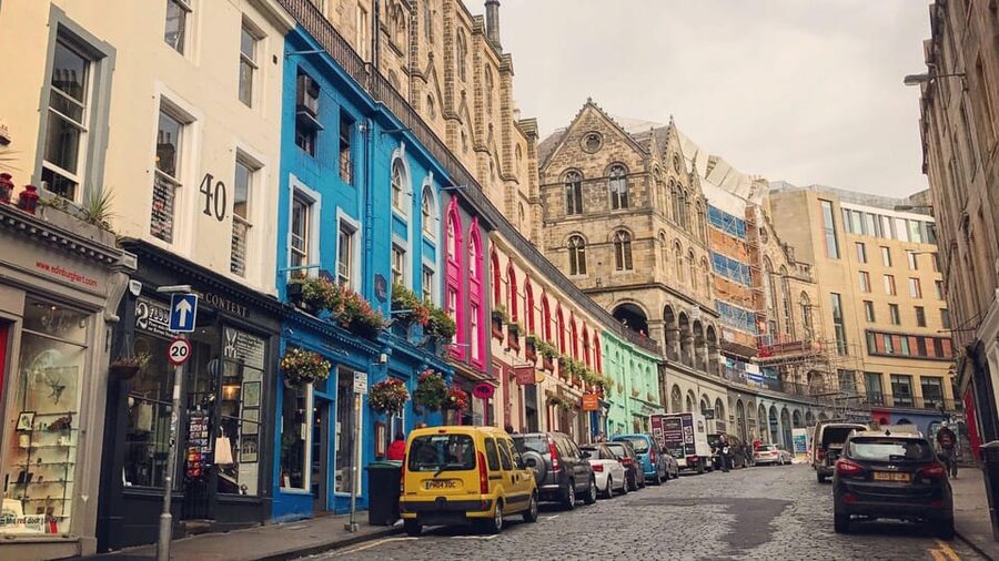 Edinburgh Walking Tour with a Local - Old Town closes and New Town grandeur, walking style