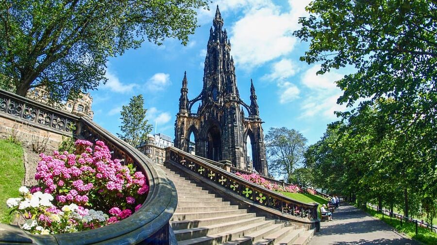 Edinburgh Walking Tour with a Local - Royal legends, writers, and “how people actually live”