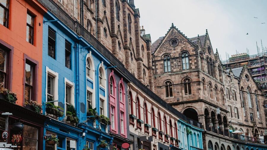 Edinburgh Walking Tour with a Local - Old Town streets and historic closes: seeing the city’s layers
