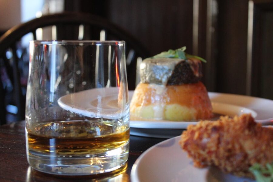 Edinburgh: Whisky Tasting in one of the oldest pubs - Tolbooth Tavern on the Royal Mile: whisky with a built-in sense of place