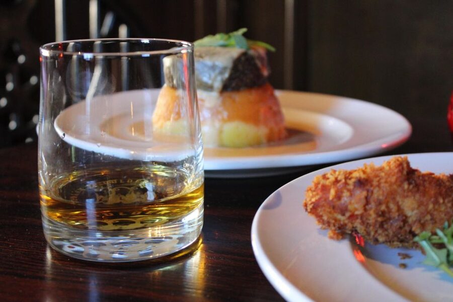 Edinburgh: Whisky Tasting in one of the oldest pubs - Your tasting flight: how each dram teaches you a different Scotch personality