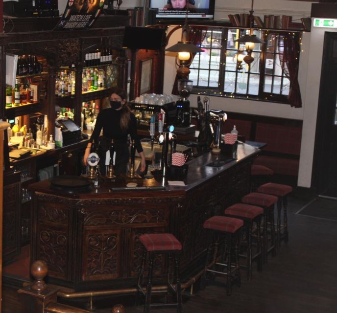 Edinburgh: Whisky Tasting in one of the oldest pubs - What you pay for: a $33, 45-minute whisky flight (and why it can still be good value)