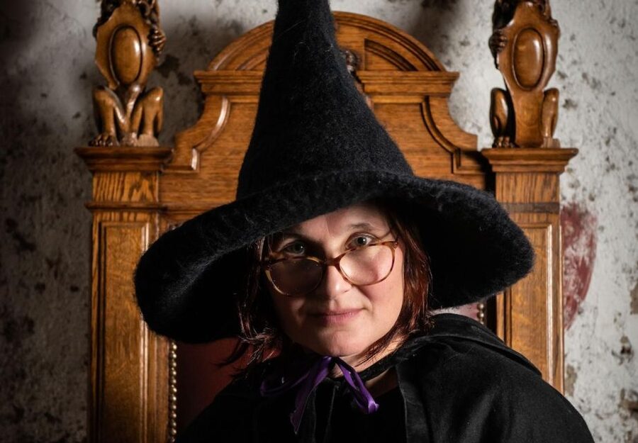 Edinburgh: Witches & Haunted History Walking Tour - Walking Time, Group Pace, and the Level of Effort