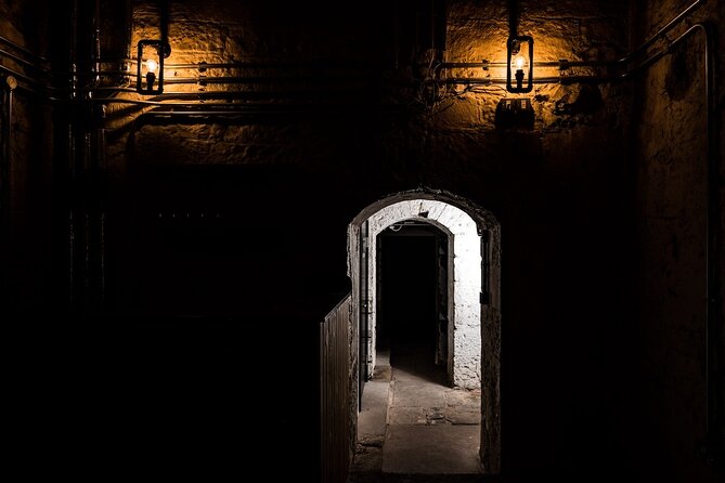 Edinburgh: Witches & Haunted History Walking Tour - St Giles Cathedral Area: The City’s Stage Gets Set